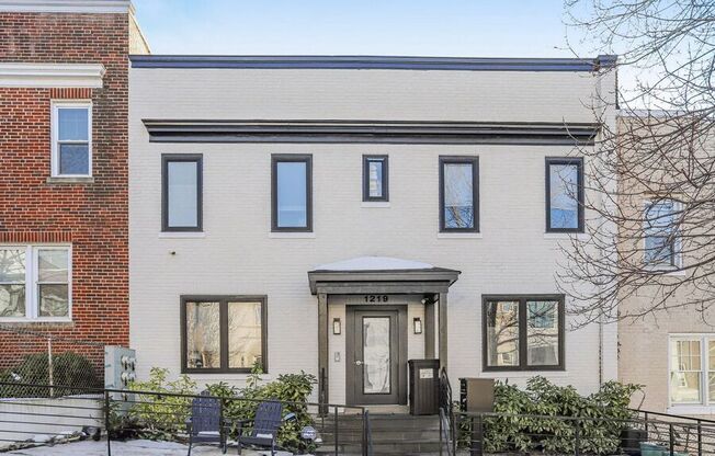 1219 QUEEN ST NE
