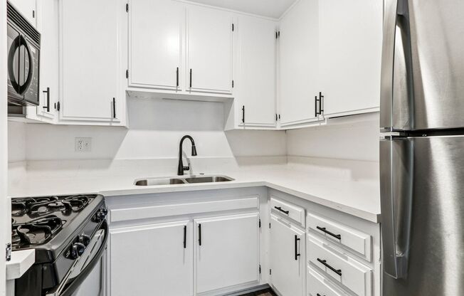 2 beds, 1 bath, 750 sqft, $1,698, Unit 113