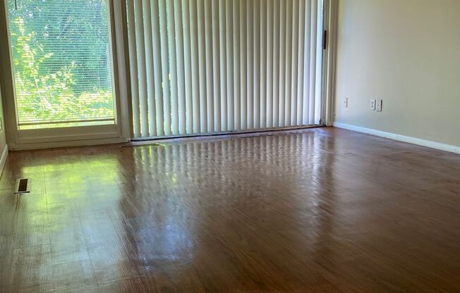 2 beds, 1 bath, 764 sqft, $825, Unit 11C