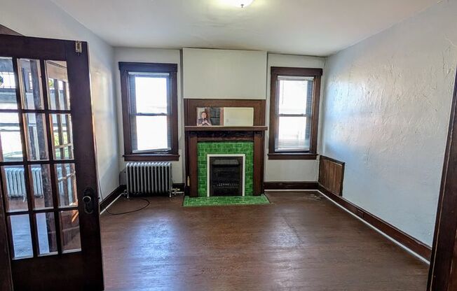 2 beds, 1 bath, $950, Unit Apt 5