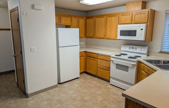 3 beds, 1.5 baths, $1,825, Unit 363