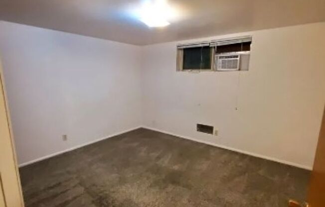 2 beds, 1 bath, $900, Unit 4