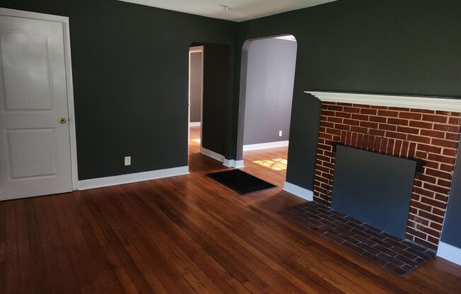 Lovely Brick Home in Established Neighborhood!