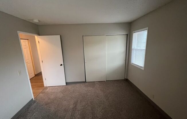 2 beds, 1 bath, $1,045, Unit 2609IRE