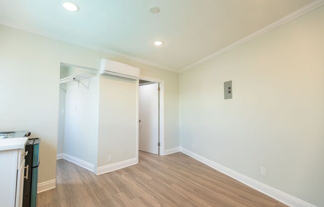 Studio, 1 bath, 350 sqft, $1,748, Unit 300