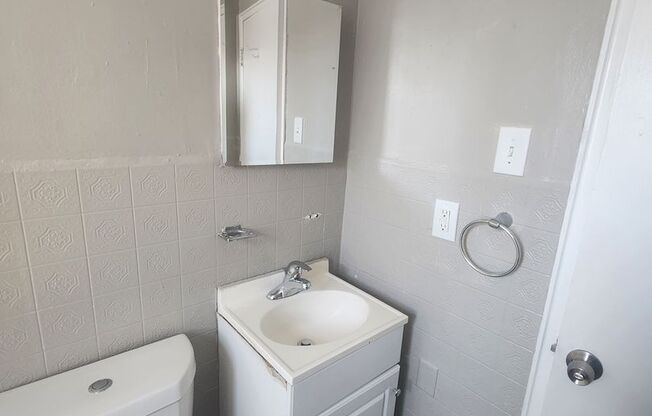 3 beds, 1 bath, 1,500 sqft, $1,300, Unit 1614-00