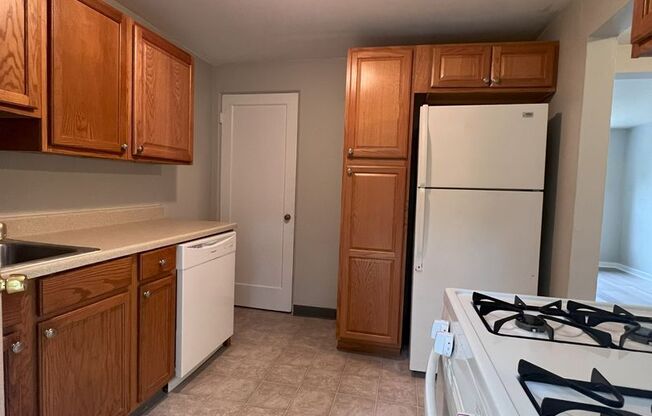3 beds, 1 bath, 975 sqft, $1,375, Unit 3315J