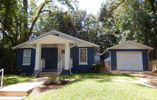 REMODELED 3/2 w/ Fenced Yard, Garage, Washer/Dryer, & Stainless Steel Appliances! Close to FSU/FAMU/Collegetown! $1600/month Avail August 1st!