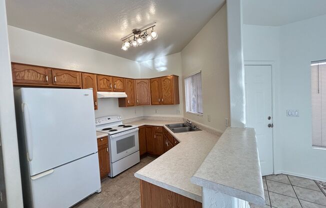 3 Bedroom 2 1/2 Bathroom Freshly painted & carpet, Close to Grand Canyon University