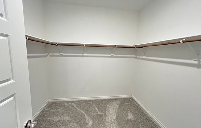 3 beds, 2.5 baths, $2,595, Unit # 1070