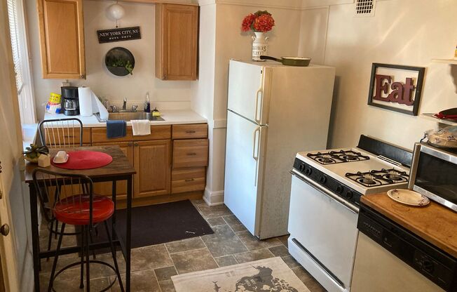 2 beds, 1 bath, 1,100 sqft, $1,295, Unit 18