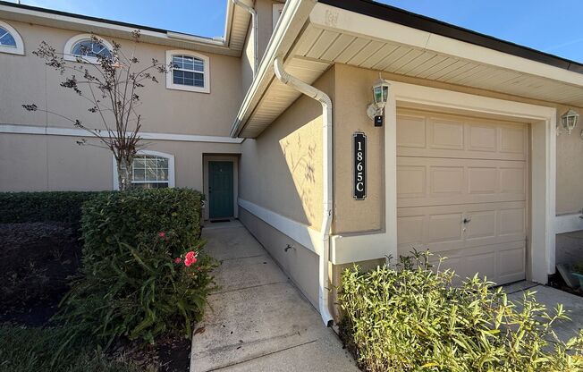 Highly desirable 3 bedroom, 2.5 bath Townhome in Fleming Island Plantation!!