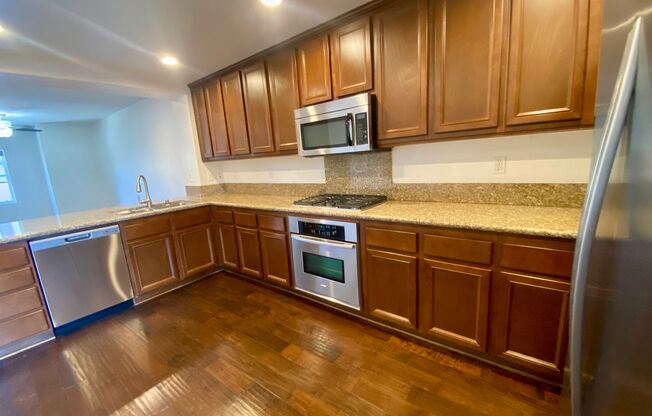 Beautiful Upgraded 3br 3.5 baths 2 car Garage Granite Kitchen $3890
