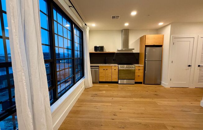 1 bed, 1 bath, 716 sqft, $1,597, Unit 612