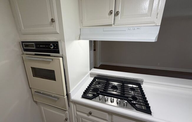 Spacious 1 Bedroom/1 Bathroom Apartment - $500 Off Move In + Reimbursed Application Fee