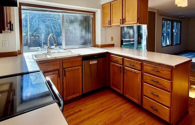 4 Bed / 2.5 Bath Education hill in Redmond 2-story home $4,295/month
