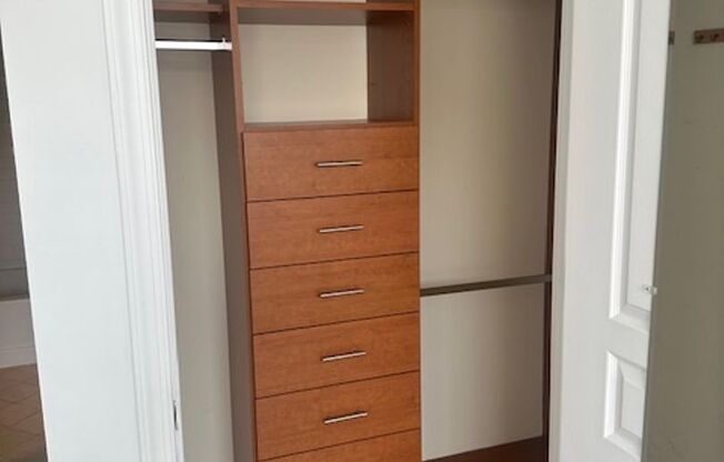 1 bed, 1 bath, $2,400, Unit # 518