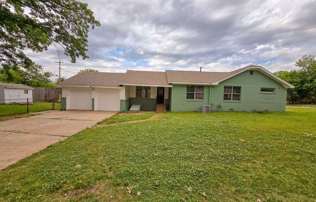 Remodeled 3 bed 2 bath home in Shawnee!