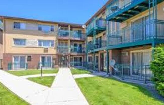 3830-3832 W 63rd (West Lawn)