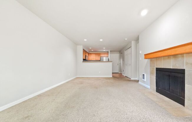 Updated 2BR Condo with Pool, Clubhouse & Patio Storage in Kent