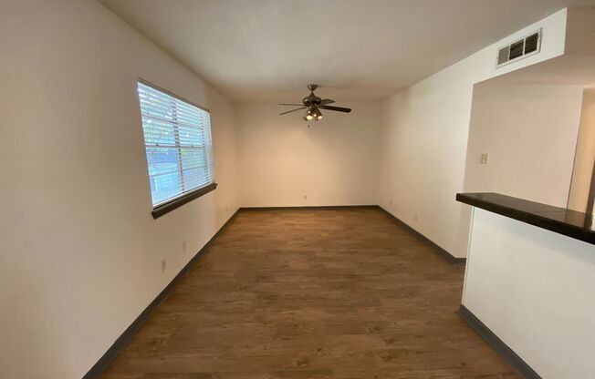 AVAILABLE:  2 BR-1 BA Hyde Park Condo / Laminate Wood Floors / Close to UT and Downtown