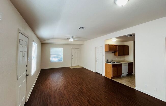 Cozy 2 bedroom 2bath Retreat near Randolph AFB, IH-35, Loop 1604, BAMC, and only minutes from The Forum!