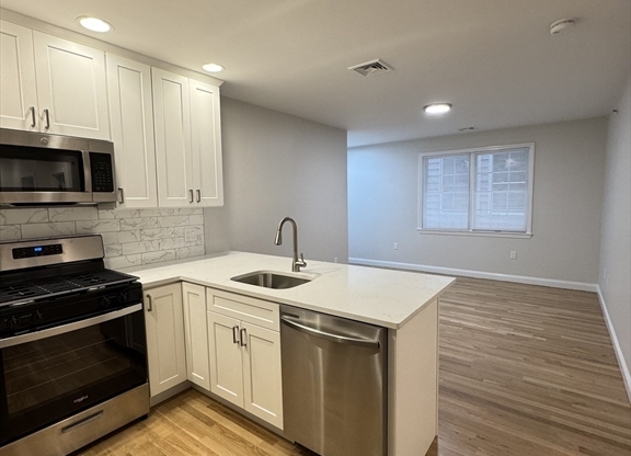 2 beds, 1 bath, 1,100 sqft, $4,000, Unit 7