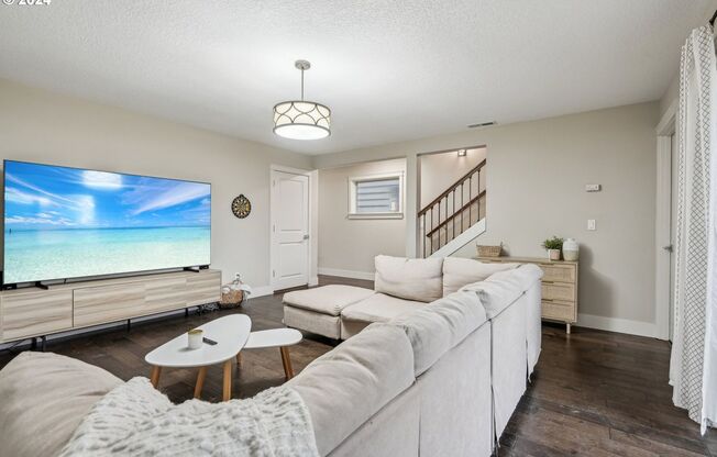 Check out this beautiful 4BD/3BA Townhome located in Beaverton!!! $500.00 Move-In Credit