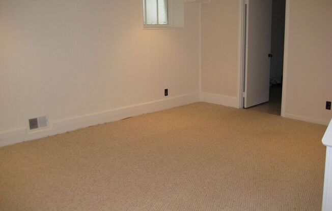 3 level end unit 1br+den 2ba town house in Fairlington