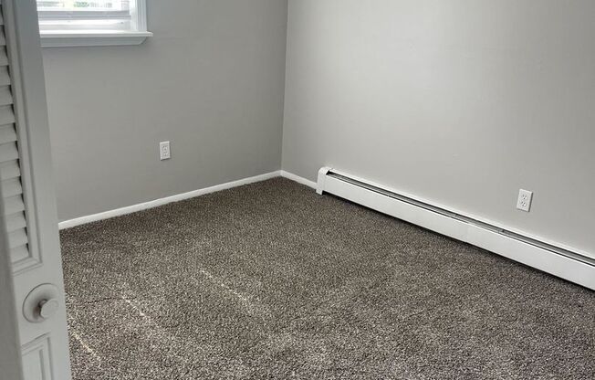 3 beds, 1.5 baths, 875 sqft, $1,295, Unit C11