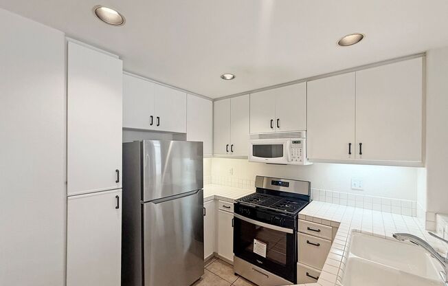 Beautiful 2B/2.5BA in The Elysian Complex! Washer/Dryer & Garage!