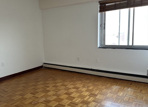 2 beds, 1 bath, 940 sqft, $2,400, Unit 8C