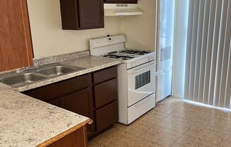 2 beds, 1 bath, $1,595, Unit 67595 Oro Loma