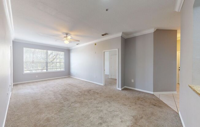 Lovely 3-bedroom, 2-bathroom condo available for rent in Overlook.