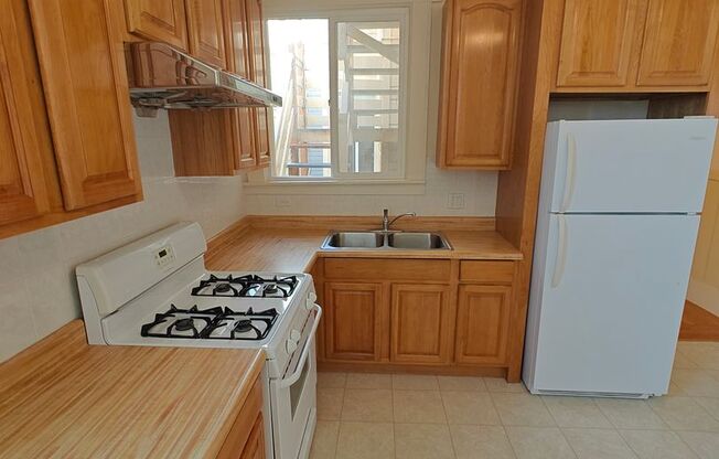 2 beds, 1 bath, $3,400, Unit 1275