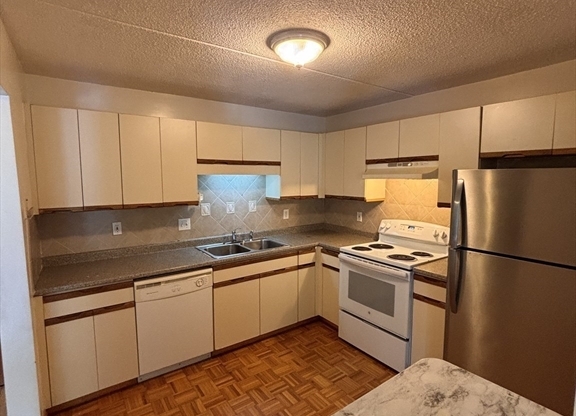2 beds, 2 baths, 1,055 sqft, $2,400, Unit 318
