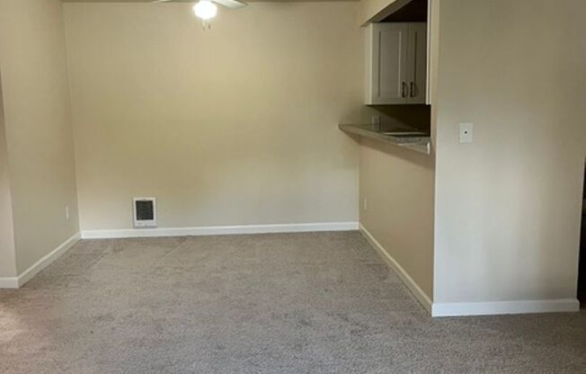 2 beds, 1 bath, 860 sqft, $2,295, Unit C-201