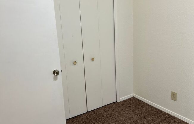 2 beds, 1 bath, 861 sqft, $970, Unit 20