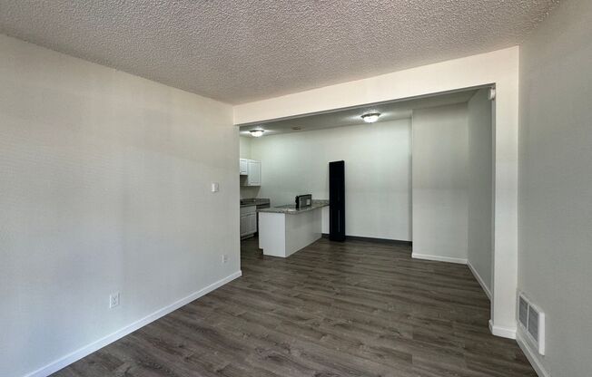 2 beds, 1 bath, 682 sqft, $1,300, Unit 35