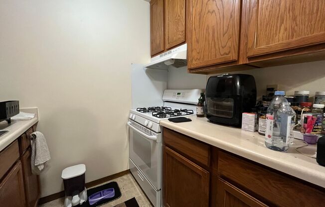 1 bed, 1 bath, $950, Unit 28