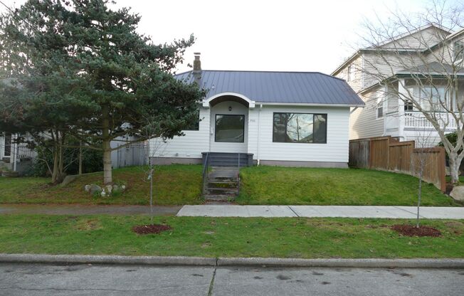 Adorable 2 Bedroom Ballard House with Large Yard and Hardwood Floors