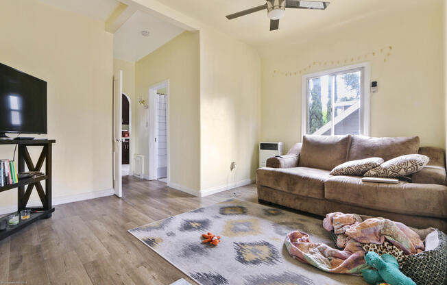 123 S GRAND OAKS AVE