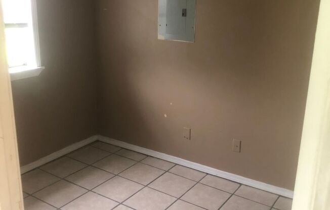 1 bed, 1 bath, 650 sqft, $575, Unit Unit 4