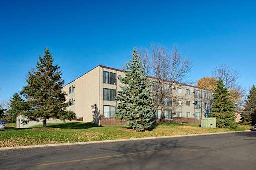 Exterior Landscape at Creek Point Apartments, Hopkins, Minnesota