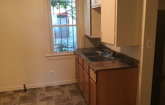 3 beds, 1 bath, $995