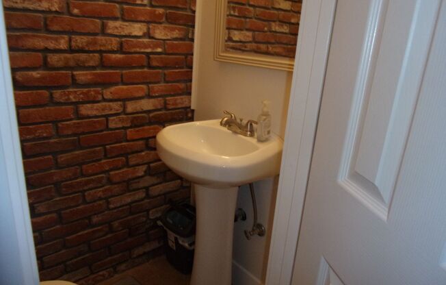 251 - 1585-1595 NW Tyler