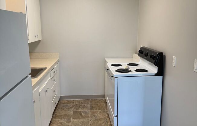 2 beds, 1 bath, 639 sqft, $1,565, Unit 11