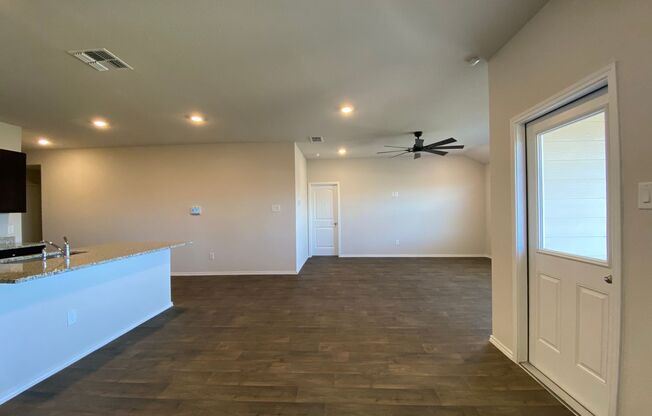 4/2/2 in Arroyo Ranch -Seguin/ Community Pool, Playground & Lawn / Seguin ISD. 2 weeks free rent off the first full month.