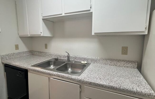 2 beds, 2 baths, 1,000 sqft, $1,315, Unit 811