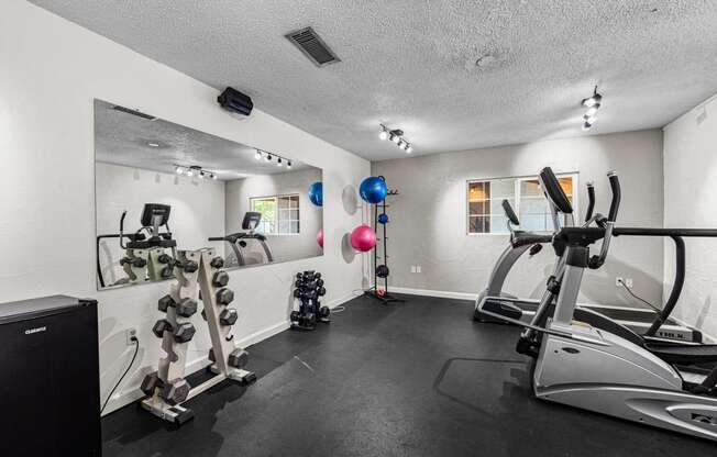 the gym at the landing at pullman apartments in pullman